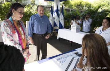 Comandante Daniel y Compañera Rosario ejercen su derecho al voto en Elecciones Municipales 2017