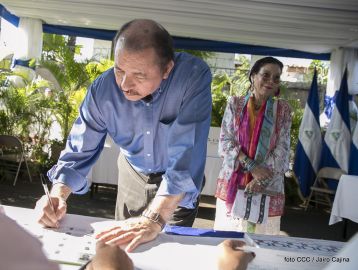 Comandante Daniel y Compañera Rosario ejercen su derecho al voto en Elecciones Municipales 2017