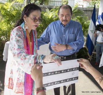 Comandante Daniel y Compañera Rosario ejercen su derecho al voto en Elecciones Municipales 2017