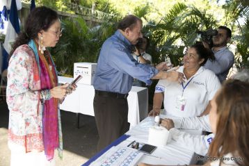 Comandante Daniel y Compañera Rosario ejercen su derecho al voto en Elecciones Municipales 2017
