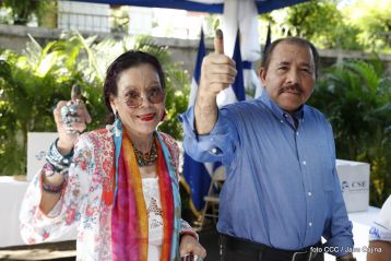 Comandante Daniel y Compañera Rosario ejercen su derecho al voto en Elecciones Municipales 2017