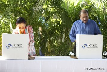 Comandante Daniel y Compañera Rosario ejercen su derecho al voto en Elecciones Municipales 2017