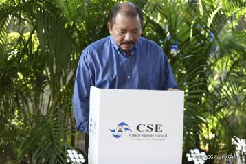 Comandante Daniel y Compañera Rosario ejercen su derecho al voto en Elecciones Municipales 2017