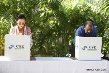 Comandante Daniel y Compañera Rosario ejercen su derecho al voto en Elecciones Municipales 2017