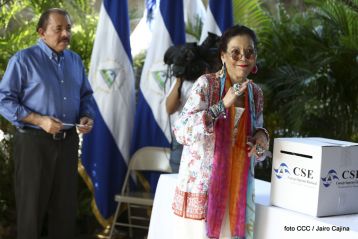 Comandante Daniel y Compañera Rosario ejercen su derecho al voto en Elecciones Municipales 2017