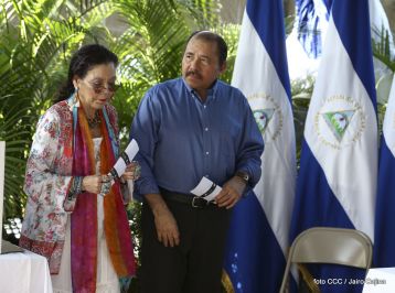 Comandante Daniel y Compañera Rosario ejercen su derecho al voto en Elecciones Municipales 2017