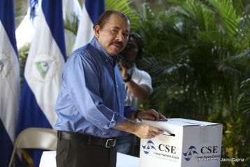 Comandante Daniel y Compañera Rosario ejercen su derecho al voto en Elecciones Municipales 2017