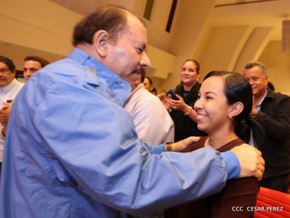 Daniel y Rosario conmemoran el 41 aniversario del paso a la inmortalidad del Comandante Carlos