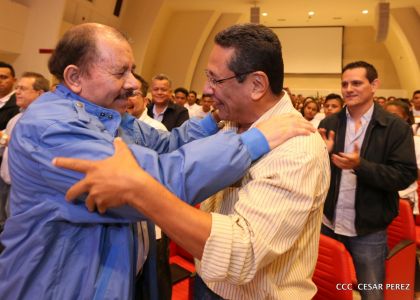 Daniel y Rosario conmemoran el 41 aniversario del paso a la inmortalidad del Comandante Carlos