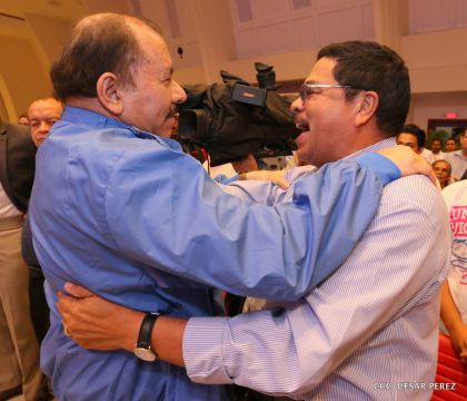 Daniel y Rosario conmemoran el 41 aniversario del paso a la inmortalidad del Comandante Carlos