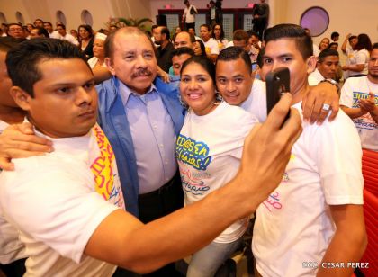 Daniel y Rosario conmemoran el 41 aniversario del paso a la inmortalidad del Comandante Carlos