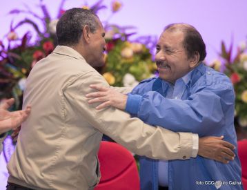 Daniel y Rosario conmemoran el 41 aniversario del paso a la inmortalidad del Comandante Carlos