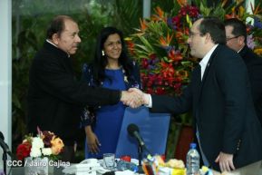Daniel y Rosario sostienen encuentro con nuevos directivos de Amcham