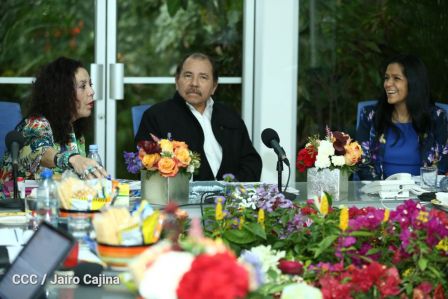 Daniel y Rosario sostienen encuentro con nuevos directivos de Amcham