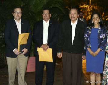 Daniel y Rosario sostienen encuentro con nuevos directivos de Amcham