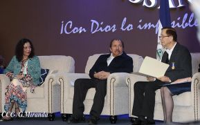 Acto de entrega de la ciudadanía nicaragüense y de la Orden Rubén Darío al pastor David Spencer