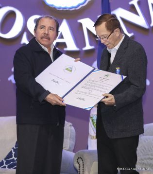 Acto de entrega de la ciudadanía nicaragüense y de la Orden Rubén Darío al pastor David Spencer