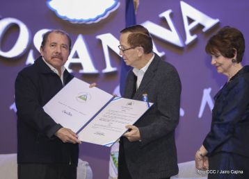 Acto de entrega de la ciudadanía nicaragüense y de la Orden Rubén Darío al pastor David Spencer