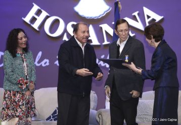 Acto de entrega de la ciudadanía nicaragüense y de la Orden Rubén Darío al pastor David Spencer