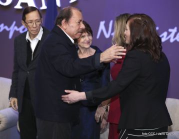 Acto de entrega de la ciudadanía nicaragüense y de la Orden Rubén Darío al pastor David Spencer