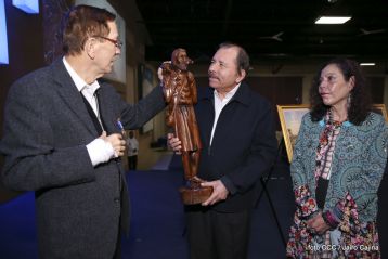 Acto de entrega de la ciudadanía nicaragüense y de la Orden Rubén Darío al pastor David Spencer