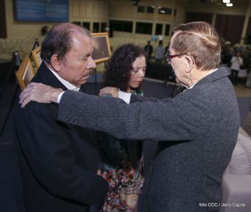 Acto de entrega de la ciudadanía nicaragüense y de la Orden Rubén Darío al pastor David Spencer