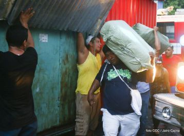 Voraz incendio en el Mercado Oriental