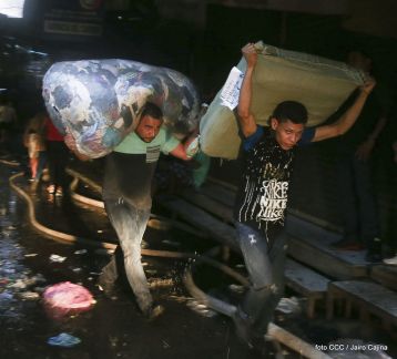 Voraz incendio en el Mercado Oriental