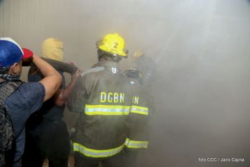 Voraz incendio en el Mercado Oriental