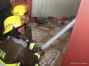 Voraz incendio en el Mercado Oriental