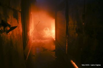 Voraz incendio en el Mercado Oriental
