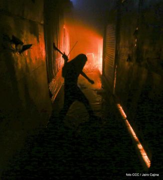 Voraz incendio en el Mercado Oriental