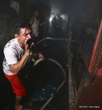 Voraz incendio en el Mercado Oriental