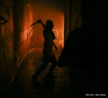 Voraz incendio en el Mercado Oriental