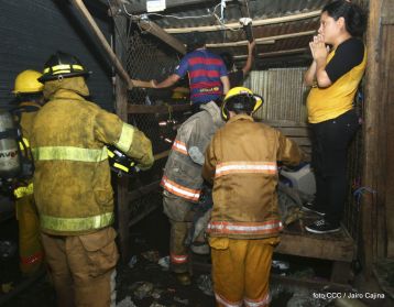 Voraz incendio en el Mercado Oriental
