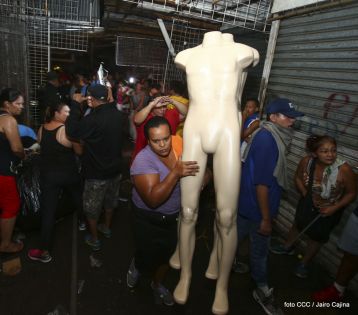 Voraz incendio en el Mercado Oriental