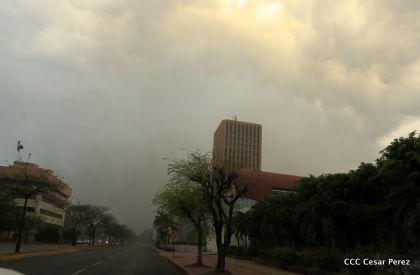 Voraz incendio en el Mercado Oriental