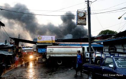 Voraz incendio en el Mercado Oriental