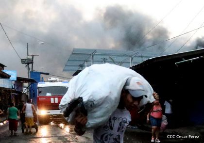 Voraz incendio en el Mercado Oriental