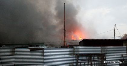 Voraz incendio en el Mercado Oriental