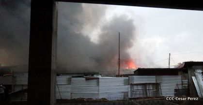 Voraz incendio en el Mercado Oriental