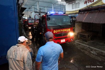 Voraz incendio en el Mercado Oriental