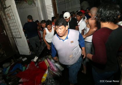 Voraz incendio en el Mercado Oriental