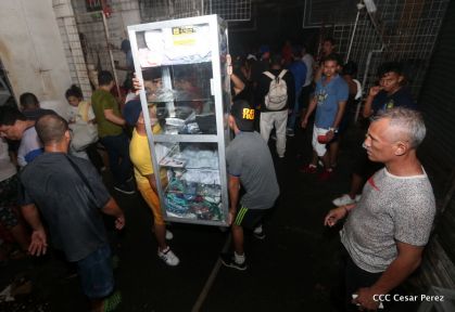 Voraz incendio en el Mercado Oriental