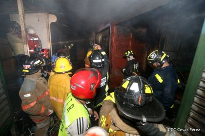 Voraz incendio en el Mercado Oriental
