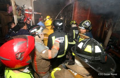 Voraz incendio en el Mercado Oriental