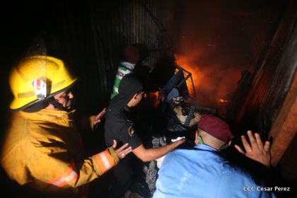 Voraz incendio en el Mercado Oriental