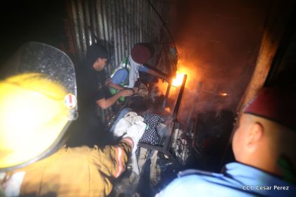 Voraz incendio en el Mercado Oriental