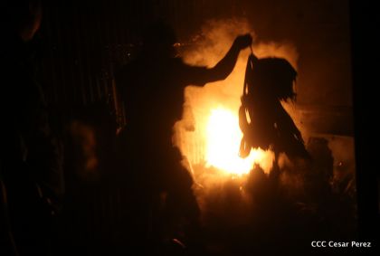 Voraz incendio en el Mercado Oriental