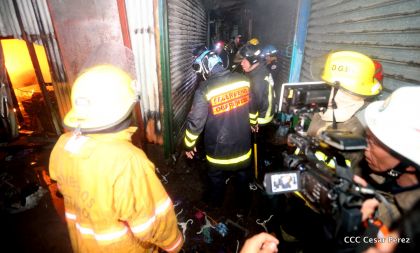 Voraz incendio en el Mercado Oriental